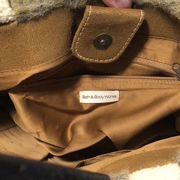  sweet, fuzzy, purse by bath and Bodywork’s - Picture 5 of 6